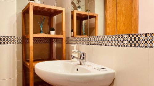 y baño con lavabo blanco y espejo. en Click&Guest - Studio La Lajilla, en Mogán