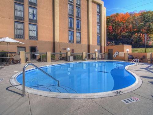 a large swimming pool in front of a building at Hampton Inn Bristol in Bristol