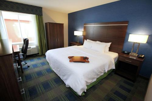 Katil atau katil-katil dalam bilik di Hampton Inn Sandusky-Central