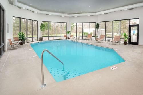 a large pool with blue water in a room with windows at Hampton Inn Oak Ridge Knoxville in Oak Ridge