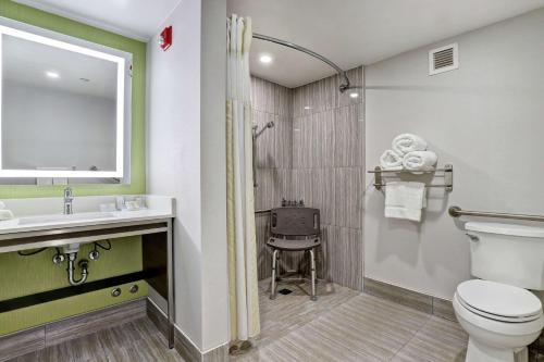 e bagno con servizi igienici, lavandino e doccia. di Hilton Garden Inn Toronto/Ajax ad Ajax