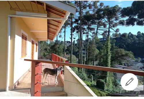 En balkon eller terrasse på Cantinho Feliz a 900m do Capivari