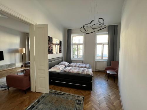 um quarto com uma cama e uma sala de estar em Iconic Suite_@O&R em Viena