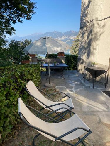 - une paire de chaises et un parasol sur la terrasse dans l'établissement Bellagio Panorama, à Bellagio