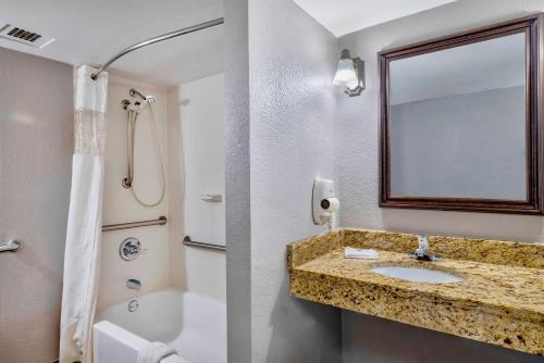 y baño con lavabo, espejo y bañera. en Motel 6 Harrisburg PA Near PA Expo Center, en Harrisburg