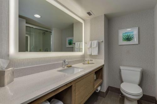 Koupelna v ubytování DoubleTree by Hilton Chandler Phoenix, AZ