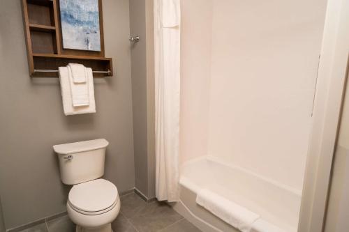 a bathroom with a toilet and a bath tub at Homewood Suites By Hilton Rancho Cordova, Ca in Rancho Cordova