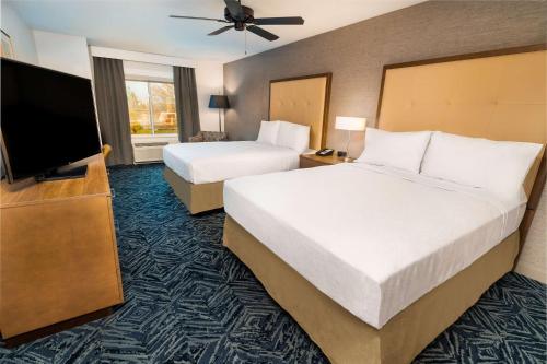 um quarto de hotel com duas camas e uma televisão de ecrã plano em Homewood Suites By Hilton Rancho Cordova, Ca em Rancho Cordova