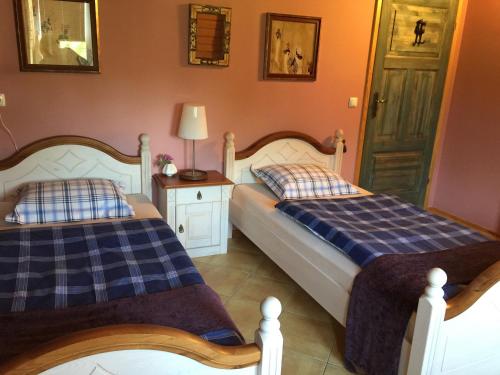 Un pat sau paturi într-o cameră la Mieszkanie Dadaj