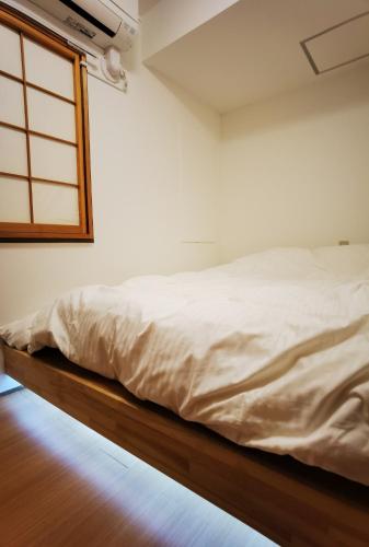 a white bed in a room with a window at belle via tokyo - Vacation STAY 32426v in Tokyo