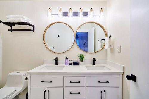 a bathroom with a white sink and a mirror at Modern LUX 4 bdrm - Near Mall, Boeing, Paine Field in Everett