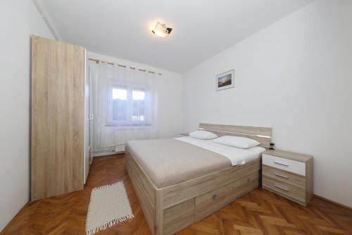 Ένα ή περισσότερα κρεβάτια σε δωμάτιο στο Apartments by the sea Tkon, Pasman - 8302