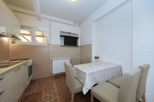 Η κουζίνα ή μικρή κουζίνα στο Apartments by the sea Tkon, Pasman - 8302
