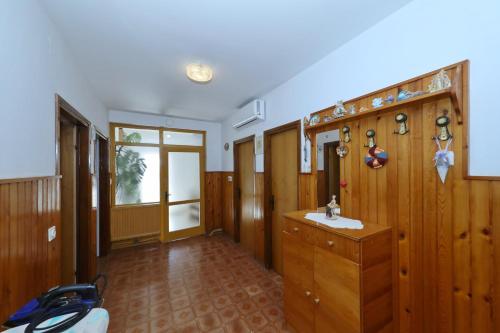 Ένα μπάνιο στο Apartments by the sea Tkon, Pasman - 8302