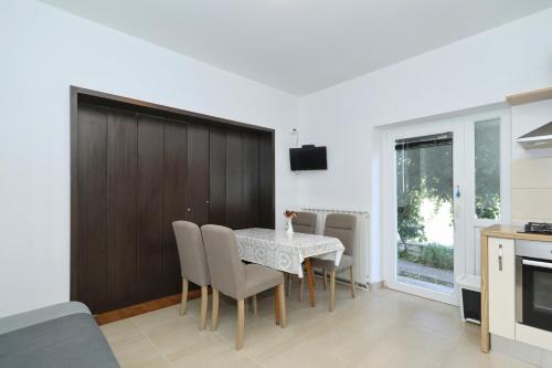 Η κουζίνα ή μικρή κουζίνα στο Apartments by the sea Tkon, Pasman - 8302