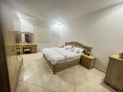 Tempat tidur dalam kamar di شقةكبيره 4 غرف منها 3 غرف نوم اطلاه مجلس صالة 4-room apartment, including 3 bedrooms, a living room, a sitting room, and a view
