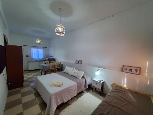 - une chambre avec un lit et une table dans l'établissement MG Suites, à Monte Grande