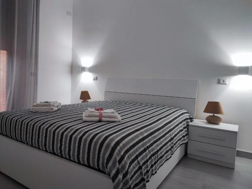 um quarto com uma cama com duas toalhas em Casa vacanze Hoffman em Caltagirone