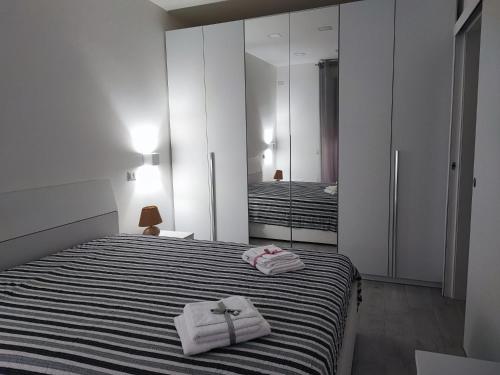 um quarto com uma cama com toalhas em Casa vacanze Hoffman em Caltagirone