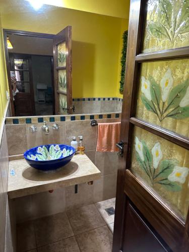 un bagno con lavandino e una ciotola su un bancone di Casa de Campo LA MEDALLA a Médano de Oro