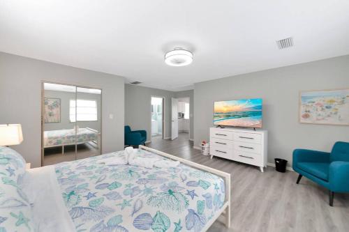 a bedroom with a bed and a dresser at Walk to the beach - Island Villa in Siesta Key