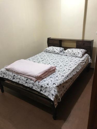 a bed with two pillows on top of it at Albergue Camry Backpackers佳美背包客旅馆 in Cuenca
