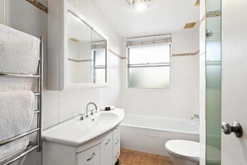 RAG03 - Balmoral Bliss - Spacious 2 Bedroom Beach Apartment في سيدني: حمام أبيض مع حوض ومرحاض