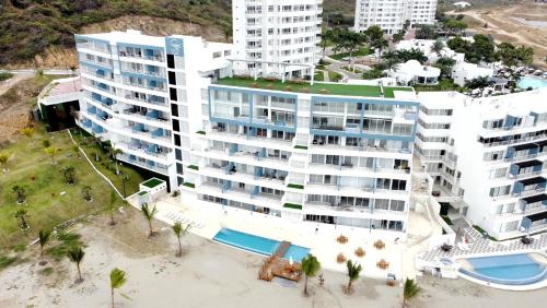 una vista aérea de un gran edificio en la playa en Apartamento Vacacional frente al mar en General Villamil Playas, en Playas