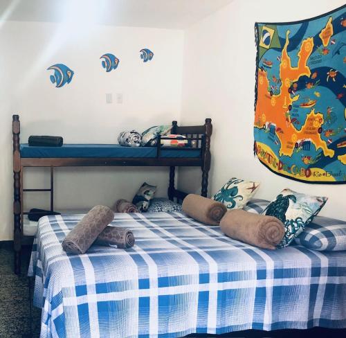 - une chambre avec 2 lits jumeaux avec des draps bleus et blancs dans l'établissement Suíte Trilha do Sol, à Arraial do Cabo