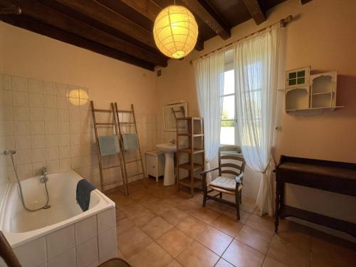 y baño con bañera y lavamanos. en Gîte Chappes (Allier), 4 pièces, 6 personnes - FR-1-489-90, en Chappes