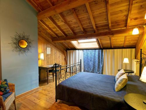 ChevelièreにあるMaison en pierre avec sauna et jardin à Chalmazel - FR-1-496-39の部屋にベッドと机がある寝室