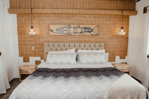 ein Schlafzimmer mit einem Bett mit einem Fischbild an der Wand in der Unterkunft Chuensuca: naturaleza y bienestar in Villa de Leyva