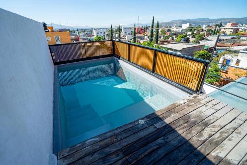 オアハカにあるCasa Cruda Oaxacaの建物のバルコニーにあるプール