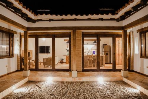 ein leeres Zimmer mit Glastüren und einem Boden in der Unterkunft Chuensuca: naturaleza y bienestar in Villa de Leyva