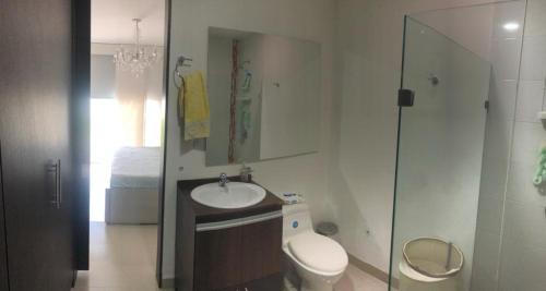W łazience znajduje się toaleta, umywalka i prysznic. w obiekcie Casa Esquina Condominio Diomedes Daza Valledupar w mieście Valledupar