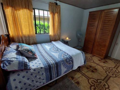 מיטה או מיטות בחדר ב-Spacious house, green areas, close to Río Celeste, Toucans House