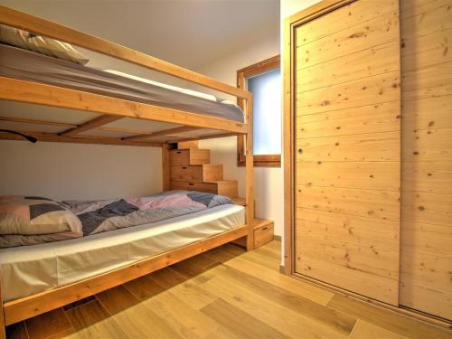a bedroom with two bunk beds and a wooden wall at Appartement Morzine, 2 pièces, 4 personnes - FR-1-524-118 in Morzine