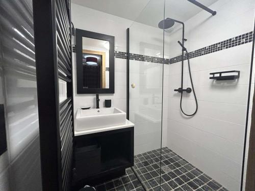 A bathroom at Appartement Méribel, 3 pièces, 4 personnes - FR-1-180-600