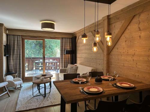 une salle à manger avec une table et un salon dans l'établissement Appartement cosy, 4 pers, à 150m des pistes, Méribel Village - FR-1-180-600, à Les Allues