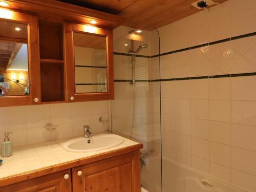 ein Bad mit einem Waschbecken und einer Dusche in der Unterkunft Appartement Tignes, 5 pièces, 8 personnes - FR-1-502-531 in Tignes