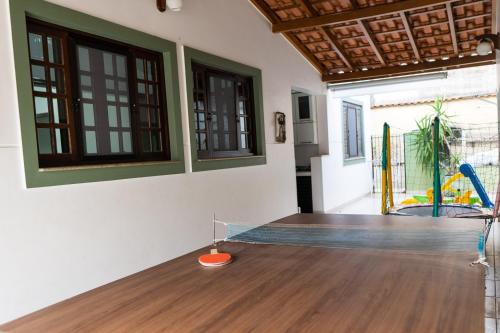 a room with a wooden floor and a table at casa completa enseada guaruja in Guarujá
