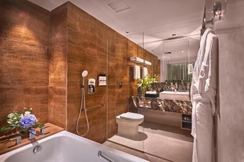 新加坡Pullman Singapore Orchard的带浴缸、马桶和水槽的浴室