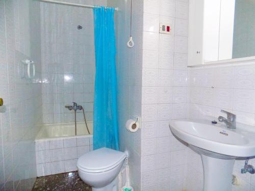 サロウにあるApartsalou San Jordiのバスルーム(トイレ、洗面台、シャワー付)