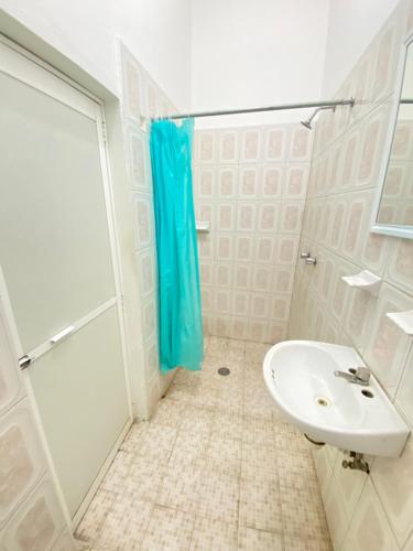 een witte badkamer met een wastafel en een douche bij HOTEL RESTAURANT CASA DEL REY!!! in Arriaga