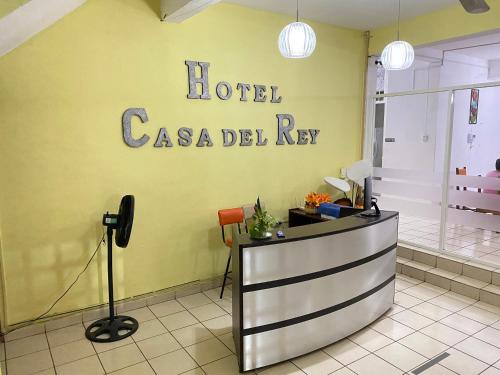 een bordje hotelcasa del rey op een gele muur bij HOTEL RESTAURANT CASA DEL REY!!! in Arriaga