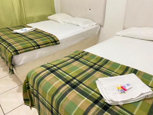 2 bedden in een hotelkamer met zitplaatsen bij HOTEL RESTAURANT CASA DEL REY!!! in Arriaga