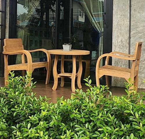 two chairs and a table and two chairs on a porch at บ้านพักบุหงา199 อ สรรพยา in Sanphaya