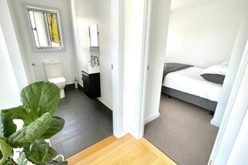 Ένα ή περισσότερα κρεβάτια σε δωμάτιο στο Allawah - 5 bedroom luxury home with a pool
