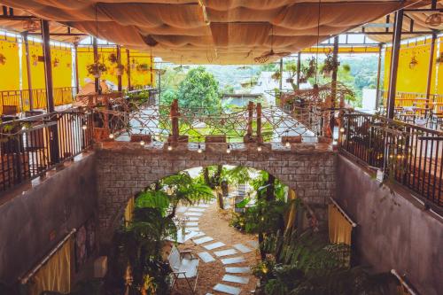 un arco en un edificio con una pasarela de piedra en Thien Phu Homestay and Coffee - Mang Den, en Kon Von Kla
