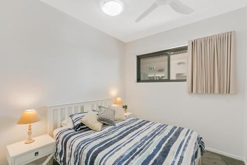 Ένα ή περισσότερα κρεβάτια σε δωμάτιο στο 3BR Drift Apartment with Rooftop Balcony by uHoliday